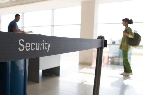 Перевірка безпеки багажу і пасажирів в аеропорту — стокове фото
