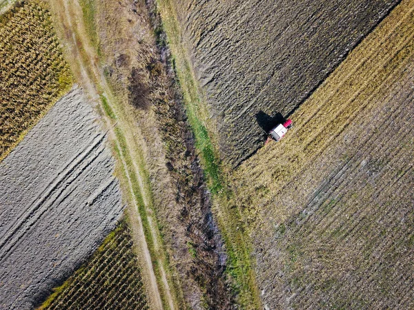 Vue aérienne du sol de hersage du tracteur — Photo