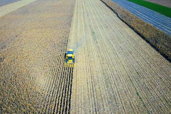 Vista aérea de combinar no campo de colheita — Fotografia de Stock