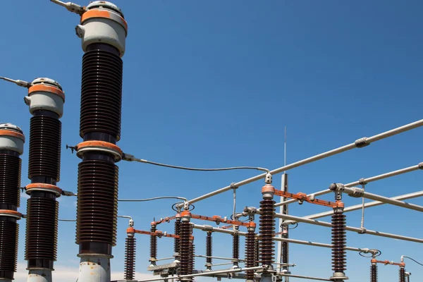 Detalle de la subestación de potencia, aislamiento de alto voltaje rojo — Foto de Stock