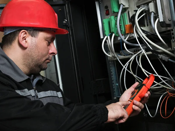 Circuito de control de electricista con multímetro rojo — Foto de Stock