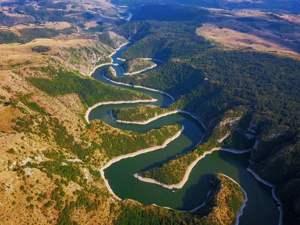 Sırbistan'daki Uvac Dağı Nehri'nin havadan görünümü