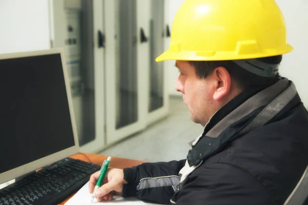 Techniker machen sich Notizen in der Kraftwerksleitstelle — Stockfoto