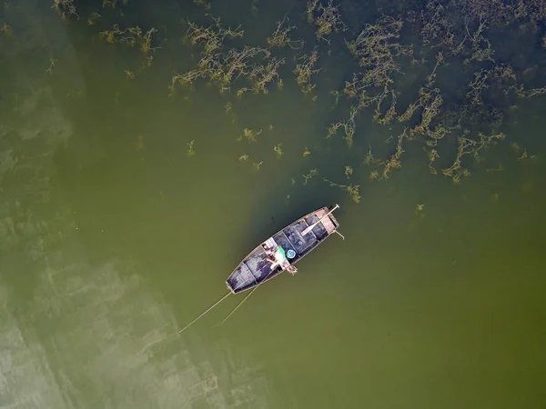 Vista aérea do pescador em barco — Fotografia de Stock