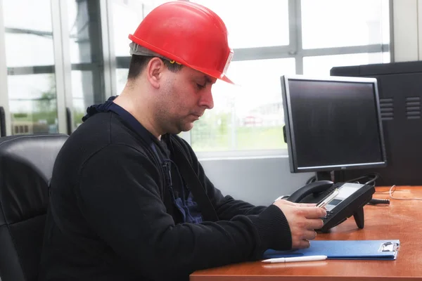 Ingeniero con casco rojo escribiendo el mensaje en la central eléctrica — Foto de Stock