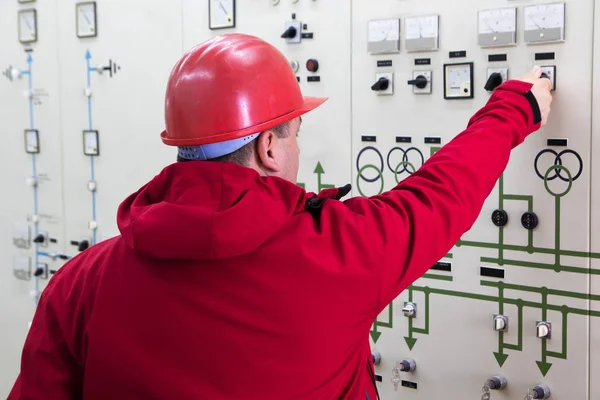 Ingeniero con casco rojo dar el mando en el centro de control de centrales eléctricas — Foto de Stock