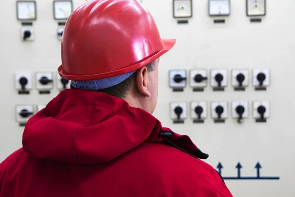 Ingeniero con instrumentos de lectura de casco rojo en planta de energía con — Foto de Stock