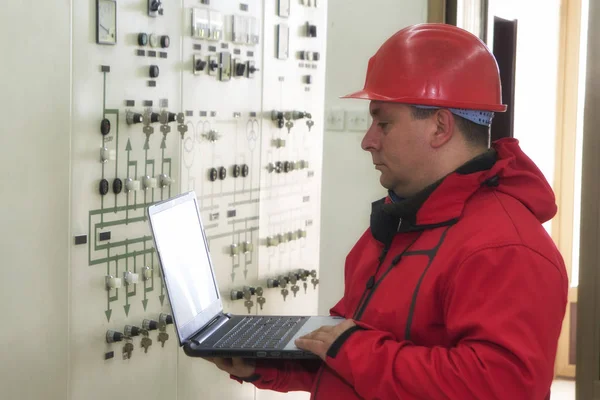 Técnico con instrumentos de lectura portátil en contro central eléctrica — Foto de Stock