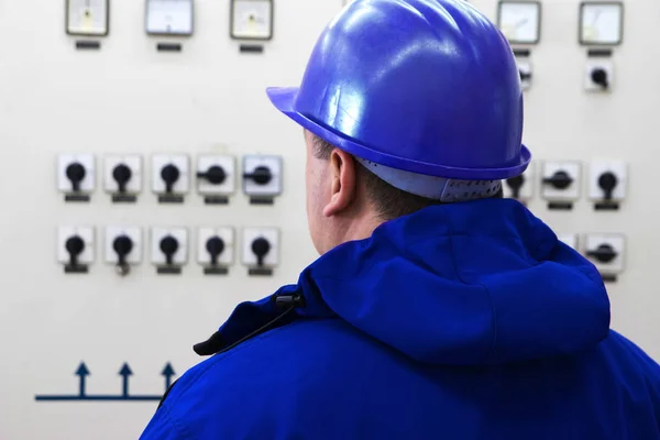 Técnico con instrumentos de control de casco azul en planta de energía — Foto de Stock