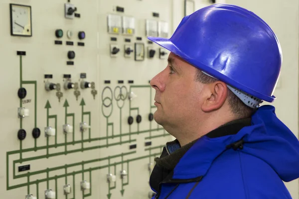 Ingeniero con instrumentos de control de casco rojo en central eléctrica — Foto de Stock