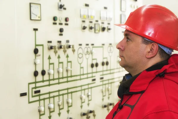 Ingeniero con instrumentos de control de casco rojo en central eléctrica — Foto de Stock