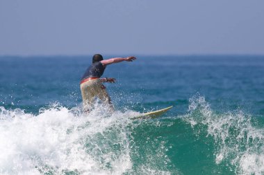 Büyük dalgalar üzerinde Sörfçü