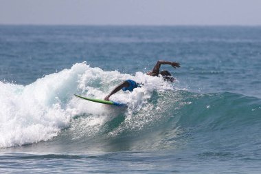 Sörfçü dalga sörf tahtası düşüyor