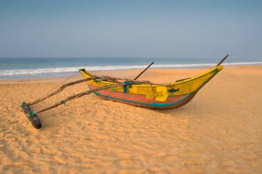 Kum sahilde geleneksel Sri Lanka Katamaran 