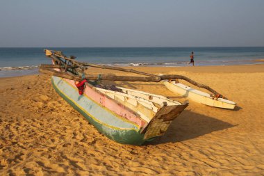 Hikkaduwa sahilinde eski Sri Lanka Katamaran 