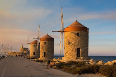 Rodos Mandraki limanında üç geleneksel yel değirmeni, Yunanistan