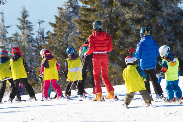 Moniteur de ski enseignant le ski aux jeunes enfants — Photo