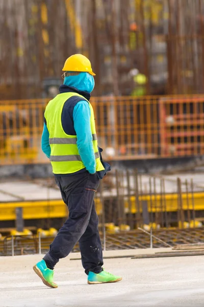 Tembel işçi constr ile ceplerinde elleri ile yürüyor — Stok fotoğraf
