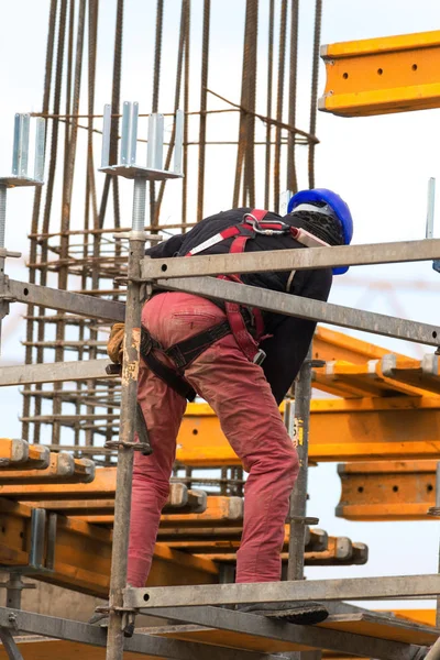 Trabajo es construir andamios de metal en el sitio de construcción — Foto de Stock