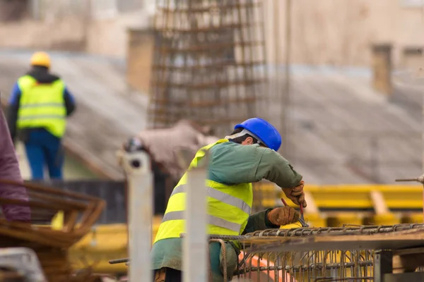 Trabajador reparando la armadura con alicates — Foto de Stock