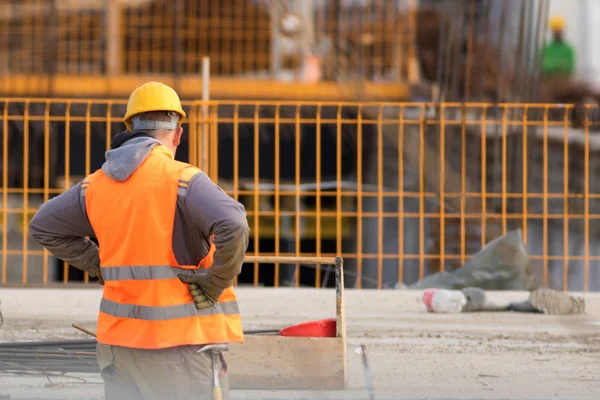 Obrero confuso en naranja en el sitio de construcción — Foto de Stock