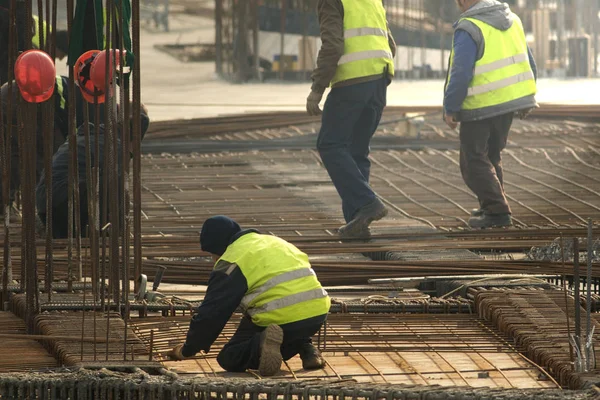 Constructor de punto barras de metal barras en armazón refuerzos — Foto de Stock