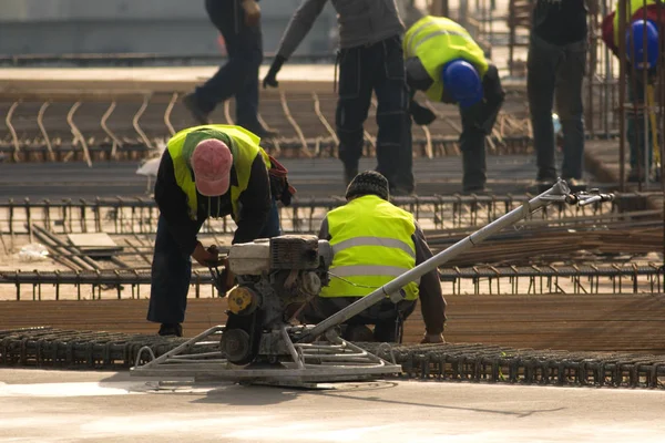 Máquina de dos obras y pavimentos de hormigón en la constructio si — Foto de Stock