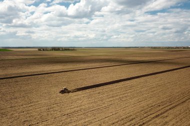 Eski kırmızı traktör alanı sürme