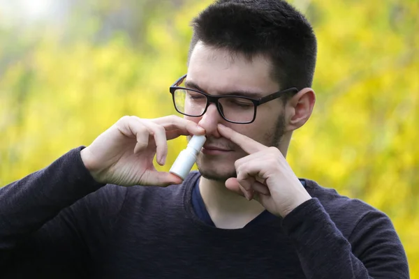 Pojke som använder näsa inhalator i parken — Stockfoto