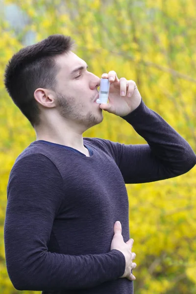 Pollen allergi, pojke som använder astma inhalator i parken — Stockfoto