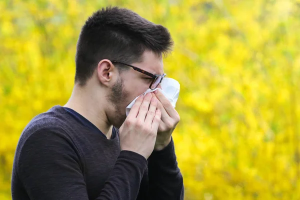 Çiçekler üzerinde polen alerjisi olan çocuk hapşırma olduğunu — Stok fotoğraf