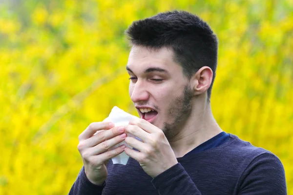 Sick boy with polen allergy  is sneezing — Stock Photo, Image