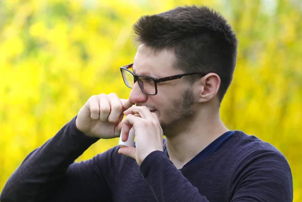 Skäggiga pojke som använder näsa inhalator i Park lungsjukdom — Stockfoto