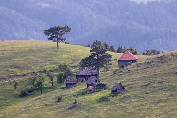 Srbská tradiční vesnice s dřevěným domem — Stock fotografie