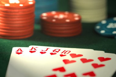 Kartlar ve poker fişleri üzerinde Royal flaş