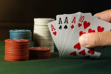 Aslar ve fişler pokeri
