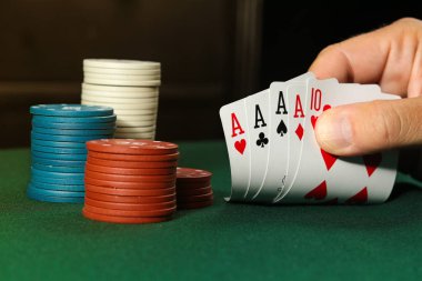 Yeşil masada aslar ve fişler Poker