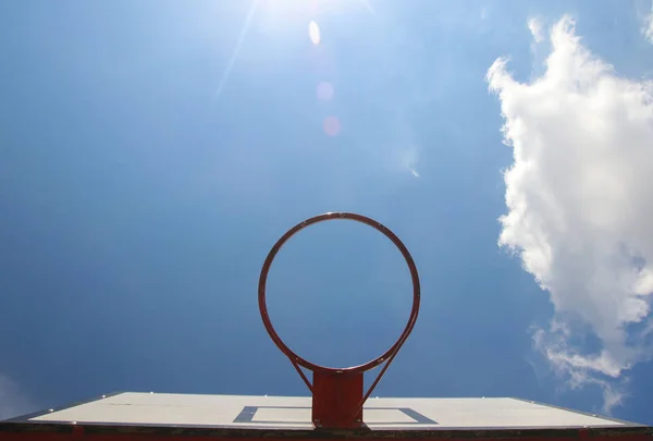 Червоне баскетбольне кільце на тлі неба — стокове фото