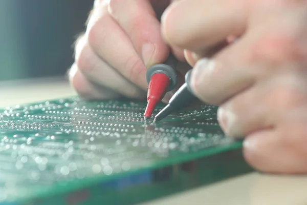 Componentes electrónicos de prueba de ingeniero en la placa de circuito — Foto de Stock