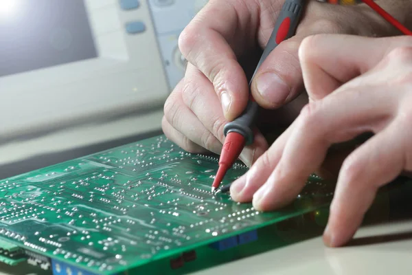 Componente eletrônico de teste do engenheiro com osciloscópio — Fotografia de Stock