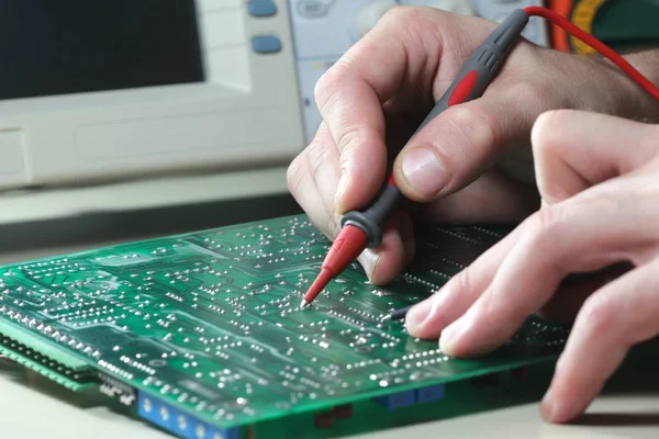 Ingeniero prueba componente electrónico con osciloscopio en laborato — Foto de Stock