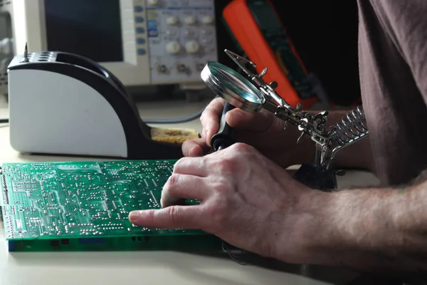 Técnico placa de circuito de reparação em laboratório — Fotografia de Stock