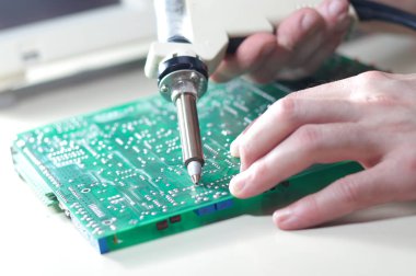 Elektrikli Vakum Lehim Sucker ile Mühendis onarım devre kartı