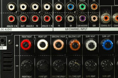 Müzik amplifikatörü arka paneli