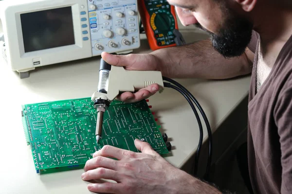 Tablero de circuito de reparación de ingeniero con succionador de soldadura al vacío eléctrico — Foto de Stock