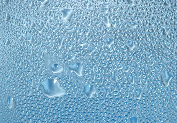 Gouttes d'eau condensée sur bouteille en plastique bleu — Photo