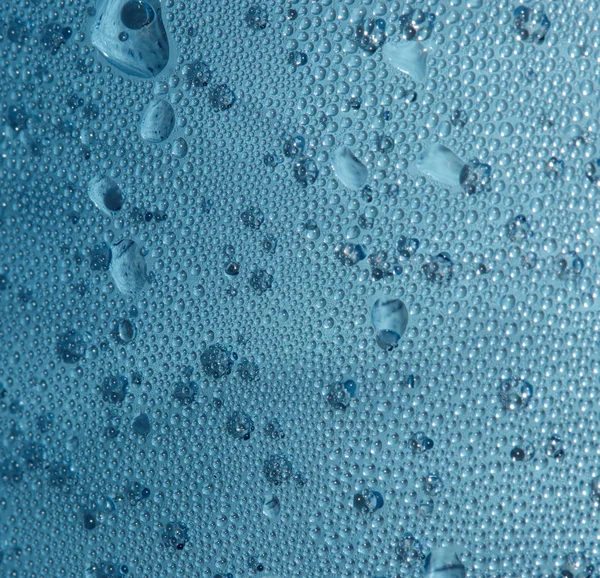 Texture de gouttes d'eau sur fond bleu — Photo