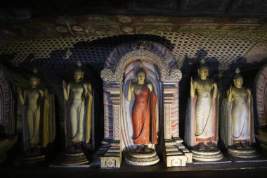 Dambulla Mağaratapınağı çevresinde Buddha heykelleri