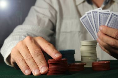 Kumar fişleri ile kumarbaz ellerin kapatılması