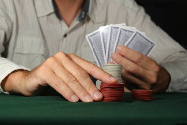 Kumar fişleri ve kartları ile Kumarbaz eller